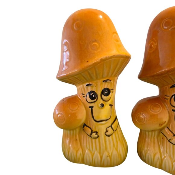 Anthropomorphic Mushroom Salt & Pepper Shakers 1970 Smiling Retro Kitchen Decor - Picture 6 of 9